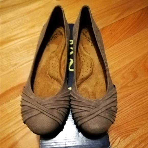NIB Chic Flats. Size 6 1/2 M. Taupe. - Picture 4 of 9